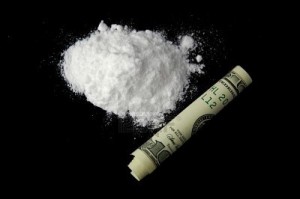 9590532-monton-de-cocaina-y-dinero-aislado-en-un-fondo-negro-adicto-a-drogas
