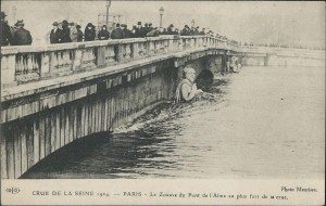 Le Zouave du Pont de l'Alma au plus fort de la crue (ELD 1924)